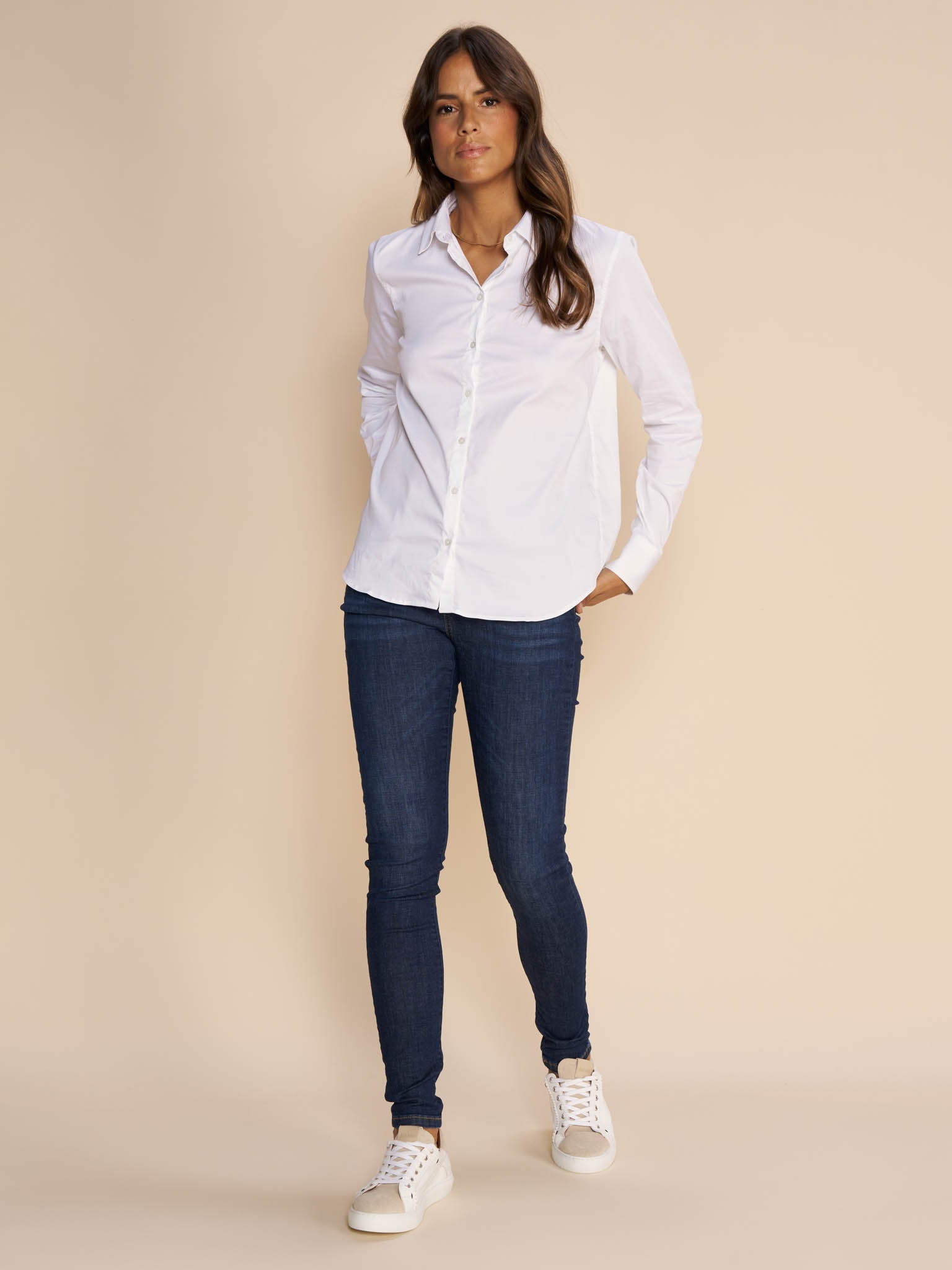 Modelshot / White / Detail