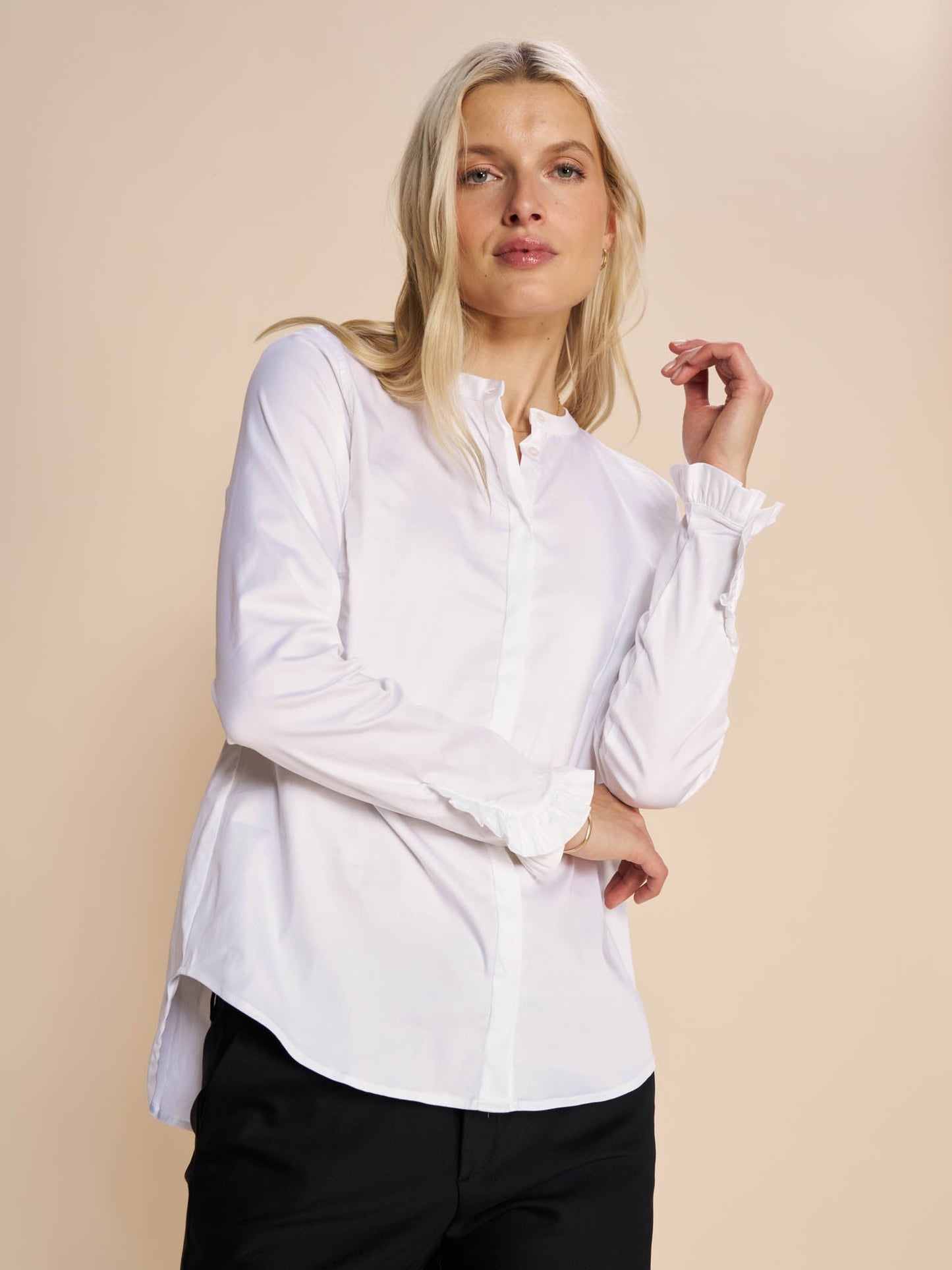 Modelshot / White / Detail