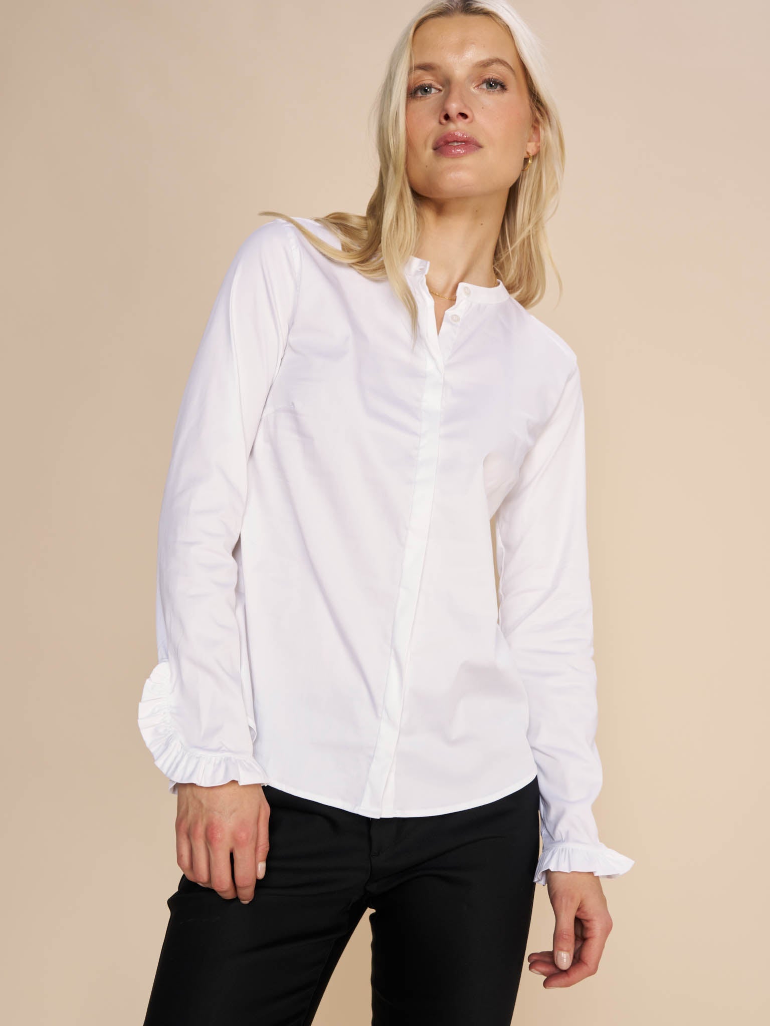 Modelshot / White / Detail