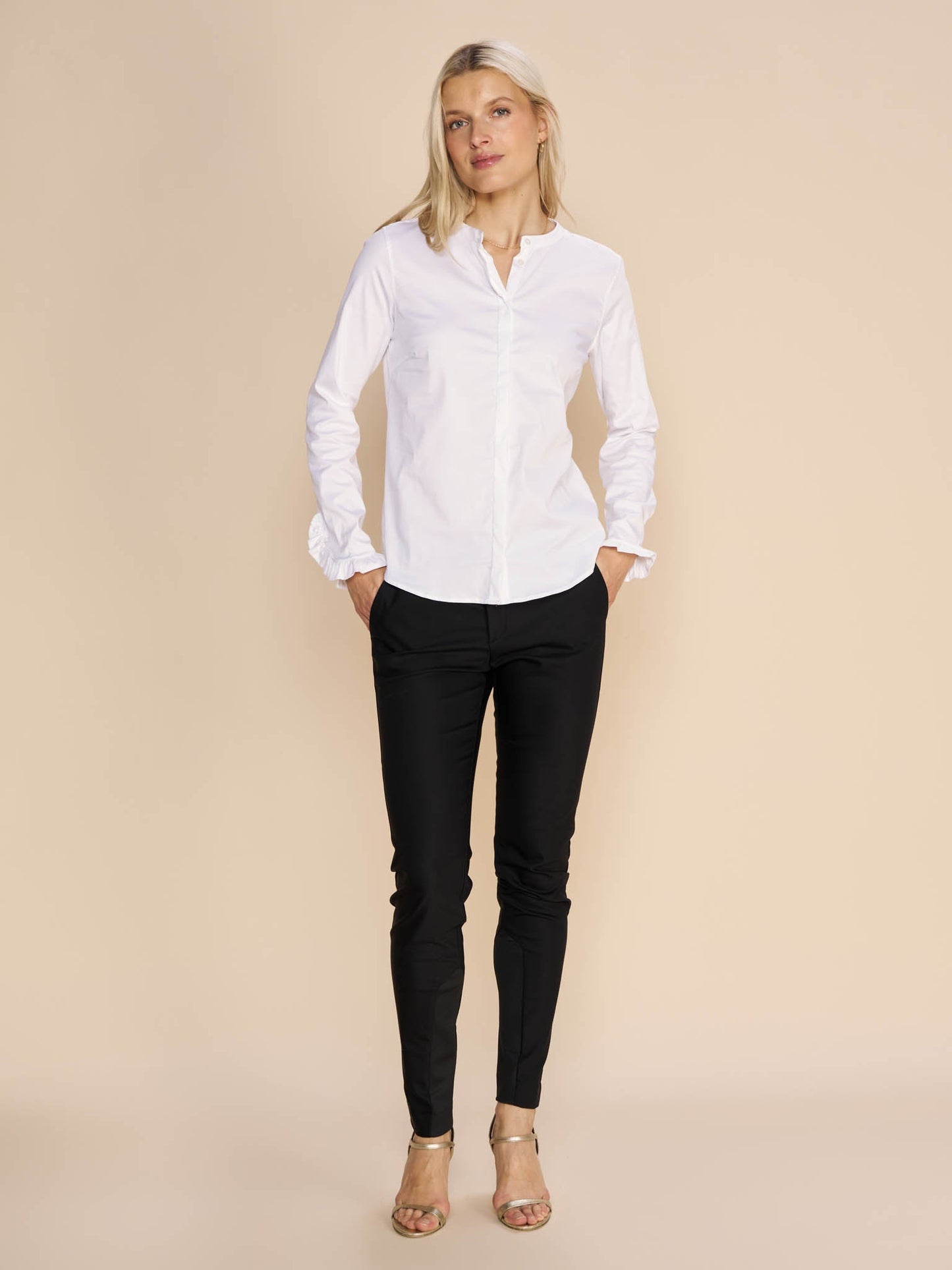 Modelshot / White / Detail
