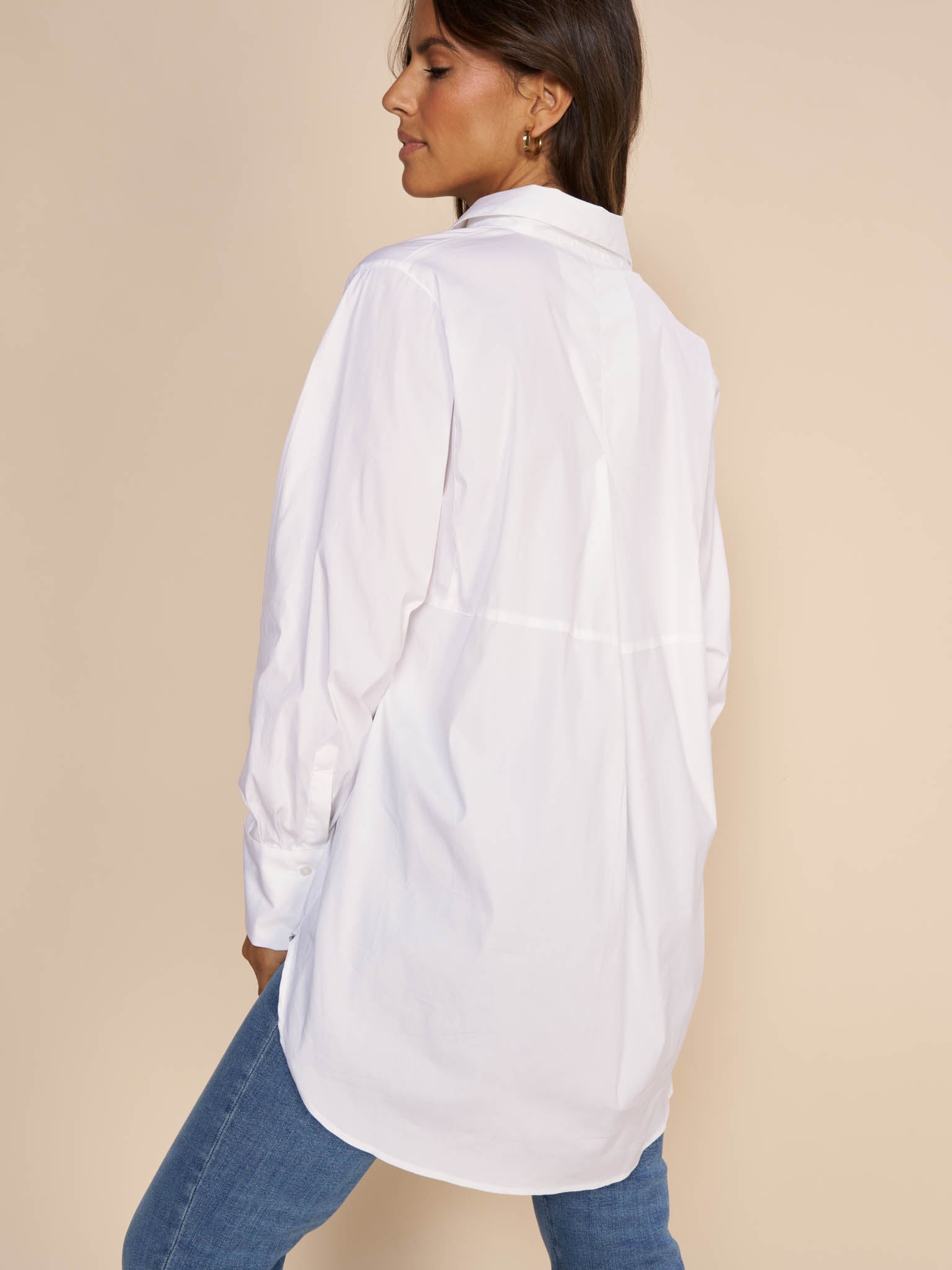 Modelshot / White / Detail