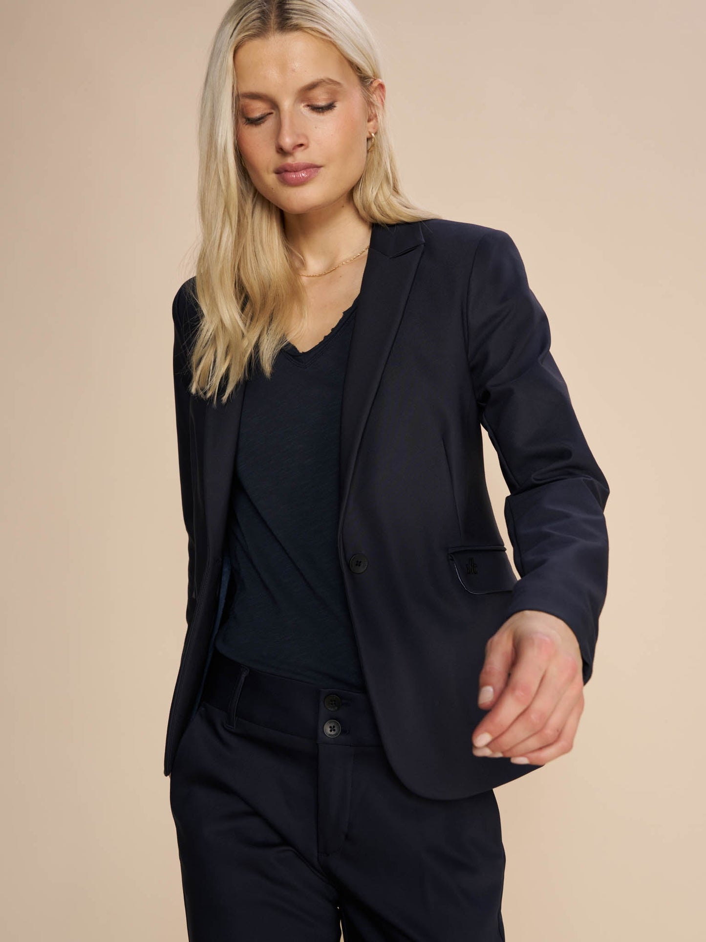 Modelshot / Navy / Detail
