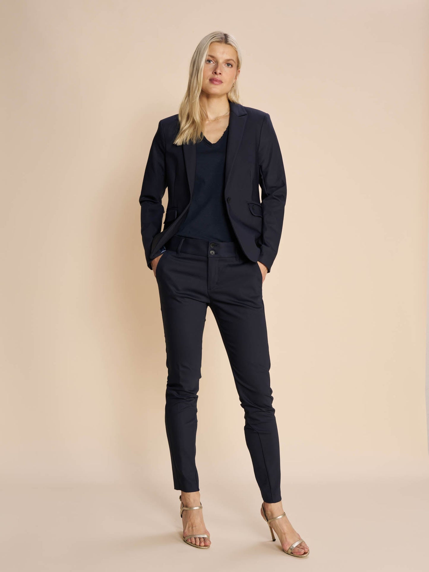 Modelshot / Navy / Detail