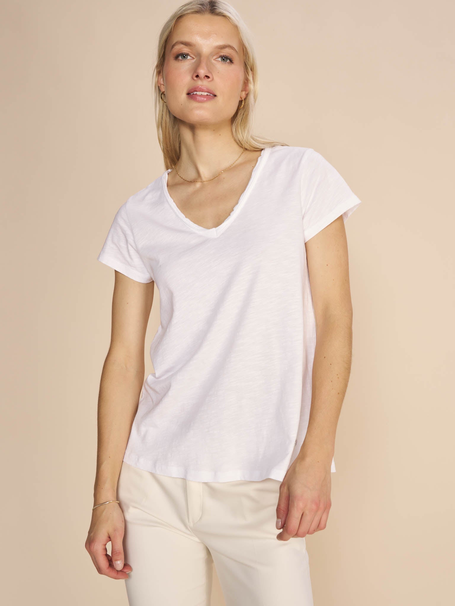 Modelshot / White / Detail